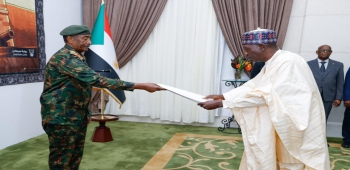 Al-Burhan Receives Credentials of Nigeria’s Ambassador to Sudan